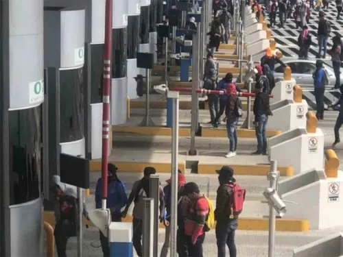 Encapuchados hacen destrozos en casetas México-Cuernavaca