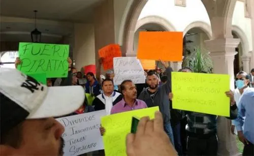 Taxistas protestan en el Congreso contra UBER