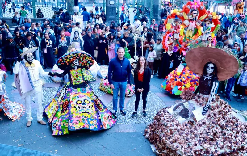 Con música y disfraces, Ayuntamiento de Puebla realiza activación física masiva con motivo del Día de Muertos