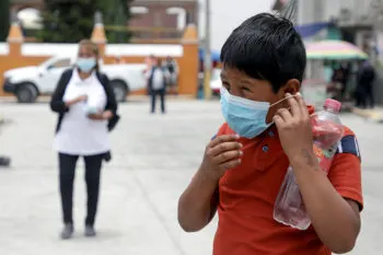 Por perifoneo y WhatsApp, las clases a distancia en los 40 municipios afectados por la actividad volcánica