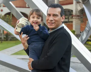Catedrático UDLAP desarrolla una prótesis de mano para menor