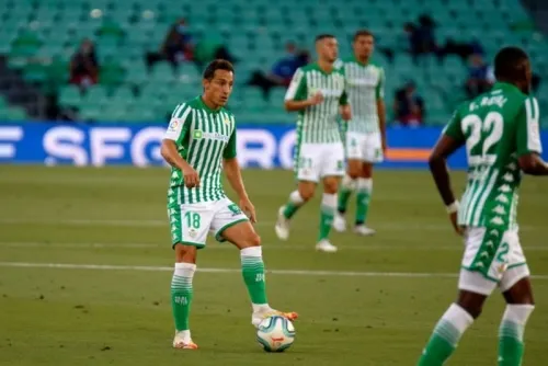 Betis vence 3-0 al Osasuna y se queda en primera división