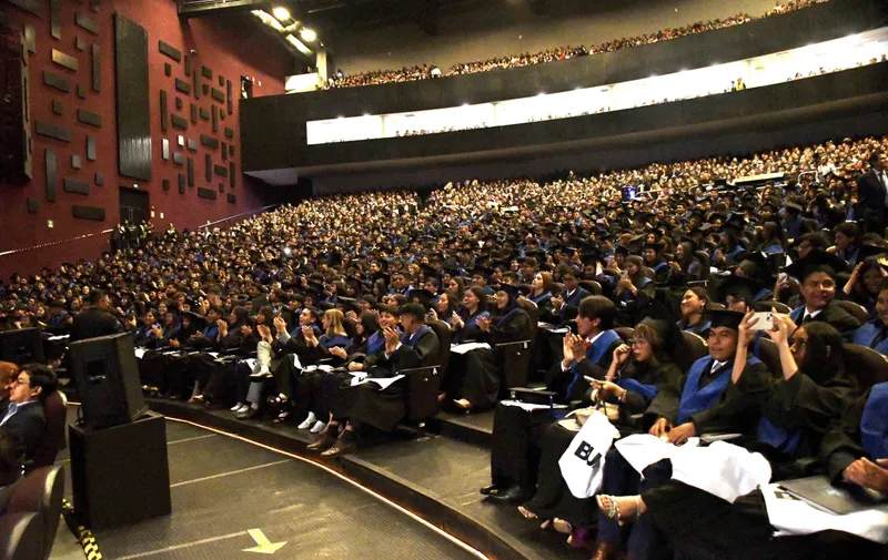Preside rectora Lilia Cedillo graduación de egresados de las preparatorias del Complejo Regional Centro y de la Lázaro Cárdenas
