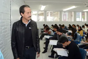 Alfonso Esparza supervisa aplicación del examen PIENSE II