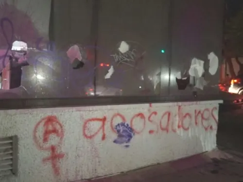 En Oaxaca también vandalizan oficinas durante marcha de mujeres