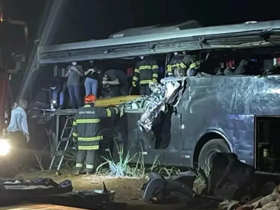 Choque entre camión y autobús universitario en Sao Paulo deja 12 muertos y 19 heridos