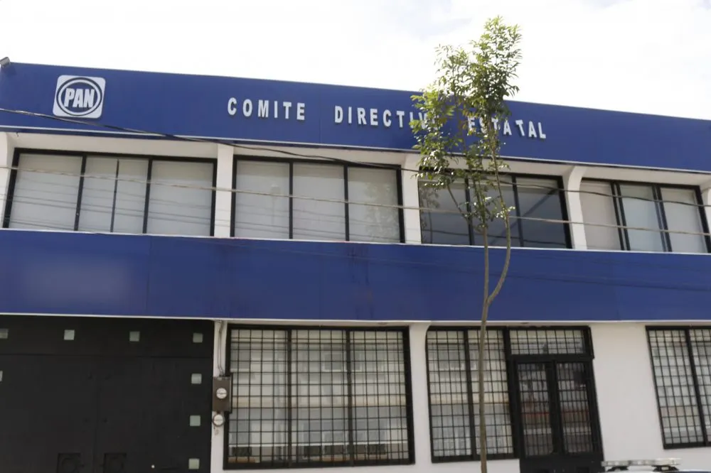 El dia de ayer la sede Estatal de Acción Nacional, fue vandalizada con pintura, por lo cuál hoy se mantiene una unidad de seguridad del Estado.