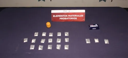 Detuvo policía municipal de Puebla a hombre en posesión de 20 dosis de posible droga