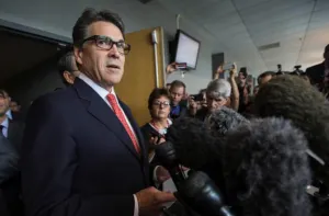 Gobernador de Texas enfrenta proceso por abuso de autoridad