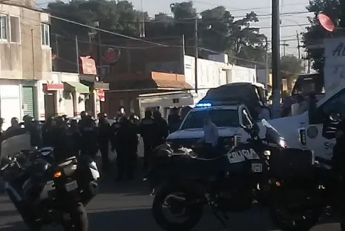 Tianguistas apedrean a policías tras operativo