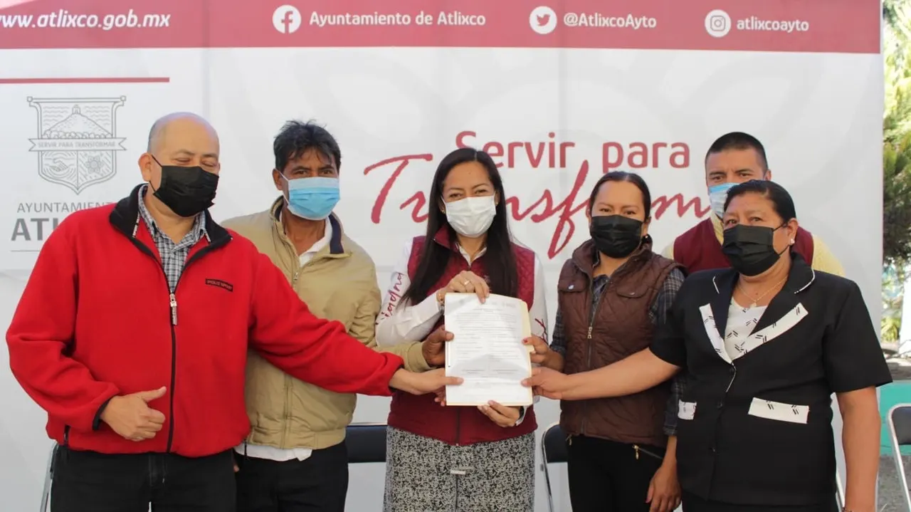 Ariadna Ayala entrega barda perimetral y pavimentación en colonias de Atlixco