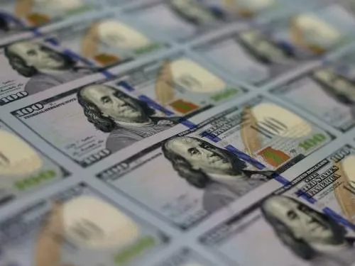 Dólar inicia la semana en 18 pesos a la venta en bancos
