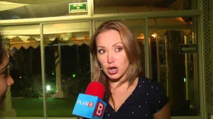 Conductora se equivoca al decir instrucciones del guión al aire
