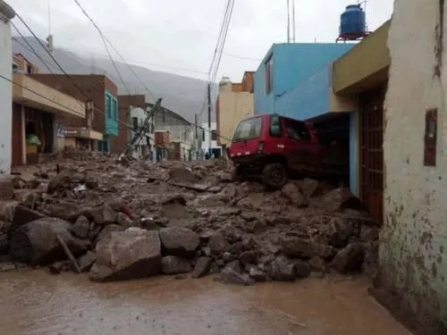 Avalanchas de lodo en Perú dejan al menos 5 personas muertas