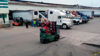 Aplastado por la caja de un tráiler cargado, muere un hombre en la Central de Abasto de Puebla