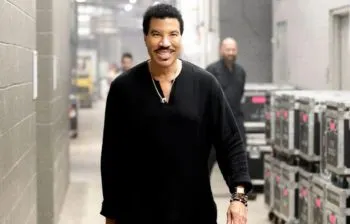 Lionel Richie es hospitalizado y permanece en cuidados intensivos tras presentar malestar durante concierto