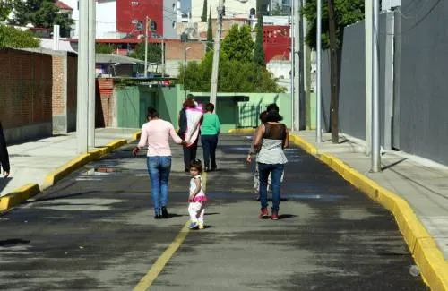 Luis Banck entregó 3 vialidades más pavimentadas en la colonia Granjas Atoyac