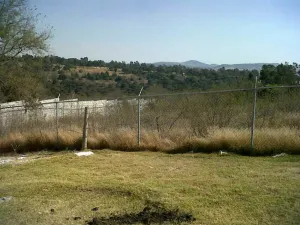 Demolieron una barda en La Calera por obstruir el paso