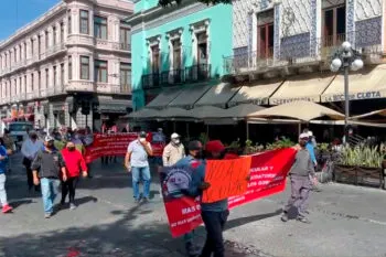 Protestantes bloquean 5 de Mayo, exigen al gobierno eliminar la verificación vehicular