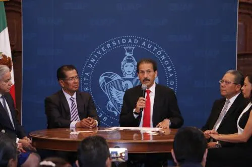 Rector de la BUAP, Alfonso Esparza, se compromete en mejorar las condiciones salariales