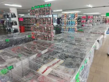 Inmovilizan Gobierno estatal y Profeco productos textiles en tienda de importaciones