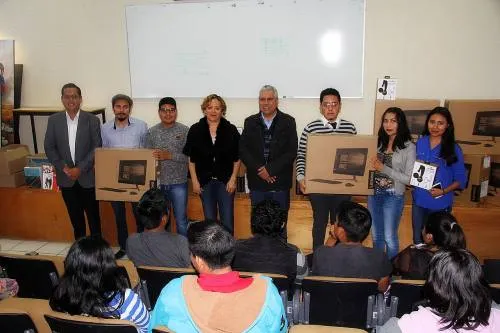 Raúl Álvarez entrega equipamiento y materiales a la comunidad universitaria UTTECAM