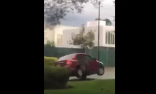 Conductor ebrio causa pánico en Sonora al perder el control y chocar en varias ocasiones