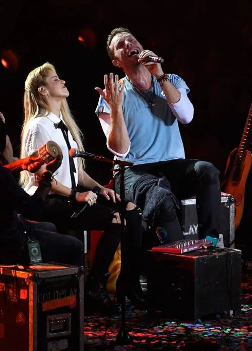 Shakira y Chris Martin cantan en español en cumbre del G20