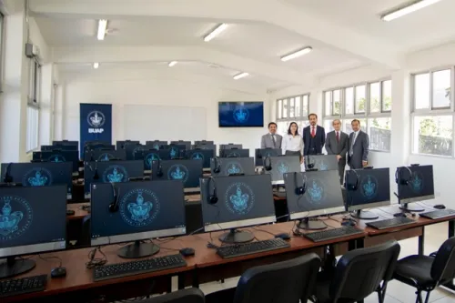 Inaugura Alfonso Esparza Ortiz nuevo edificio y cancha techada en la preparatoria Cuetzalan