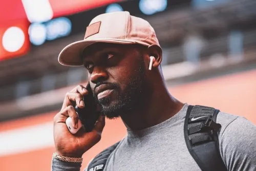 Chandler Jones dona 150 mil comidas para familias afectadas por COVID-19