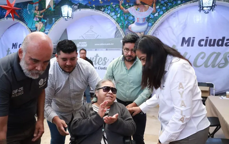Ariadna Ayala entrega aparatos ortopédicos a personas con discapacidad en Atlixco