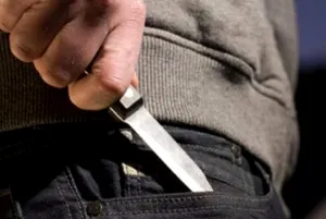 Aseguran a 2 personas que asaltaron a un menor de edad