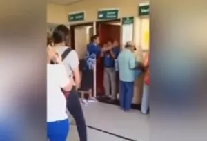 VIDEO: Empleado del IMSS se lía a golpes con paciente