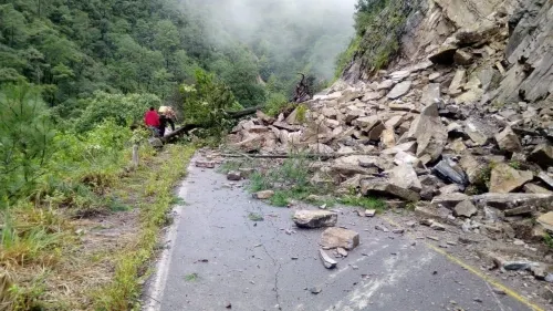 Luvias provocan socavones y derrumbes en carreteras del interior del Estado 