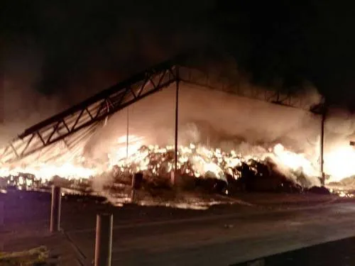 Por fuegos artificiales se incendia recicladora en Hidalgo