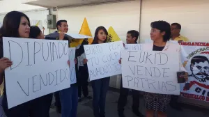 Protestan perredistas en oficinas de diputado federal