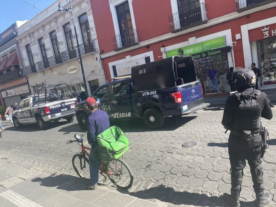 Ambulantes y Policía municipal se enfrentan en calles del Centro Histórico