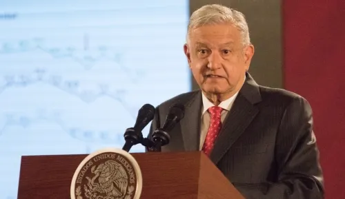 Pide AMLO a periodistas buscar sus recursos para cubrir giras presidenciales
