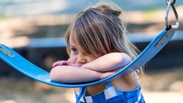 Una niÃ±a sola en un columpio.