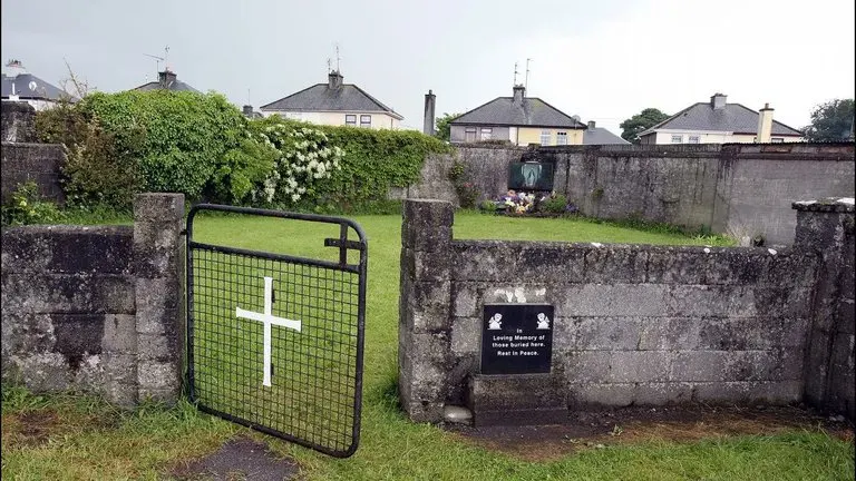 Escándalo en Irlanda: exhuman fosa común con restos de 800 bebés en convento católico