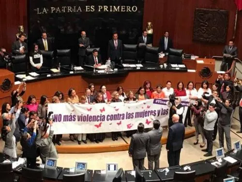 Noé Castañón toma protesta como senador