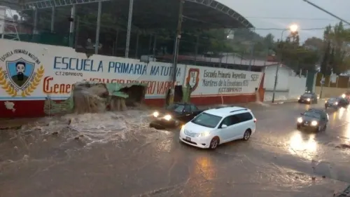 Padres de familia colaboran en limpieza de escuelas afectadas por la lluvia 