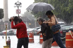 Deja fuerte lluvia desbordamiento de barranca en Álamos