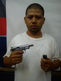 Estatales aseguran a dos individuos con armas de fuego