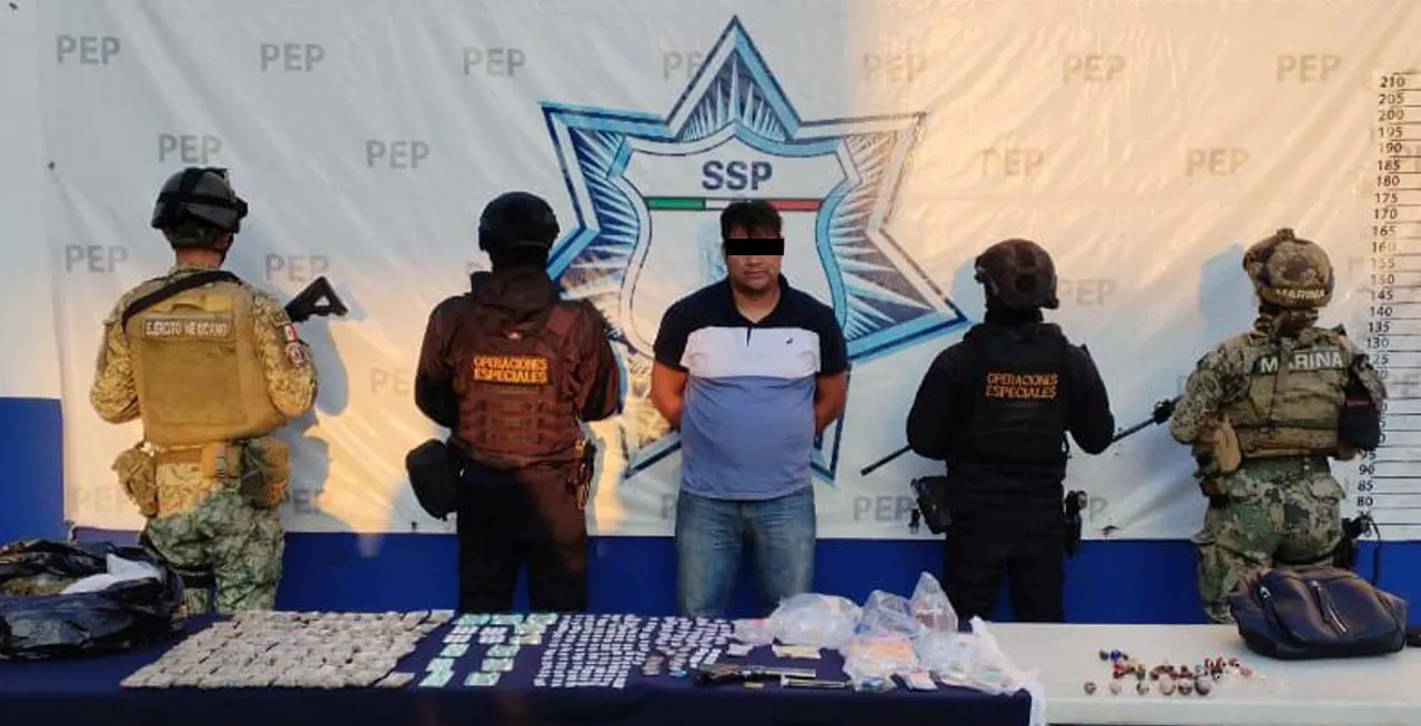 Cae en Acajete sujeto con armas, droga y equipo telefónico