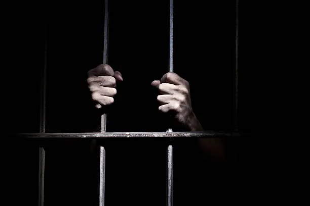 Condenan a cirujano francés a 20 años de prisión por abusar sexualmente de casi 300 menores