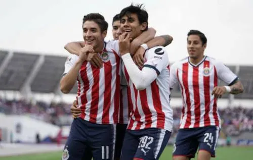 Chivas sobrevive a unos aguerridos Lobos BUAP y gana 1-0 en Liga MX