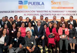 RMV otorga estímulos a maestros; anuncia 200 mdp para infraestructura en ISSSTEP