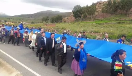 Bolivia despliega bandera récord en apoyo de su demanda de mar a Chile