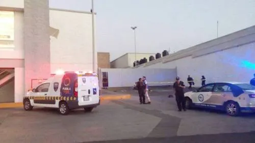 Hombre se resiste a asalto en Superama de Zavaleta y lo matan